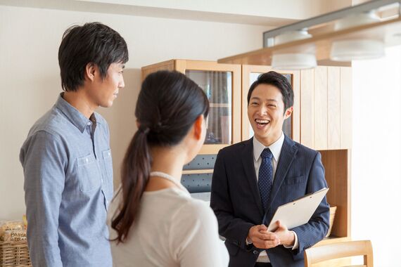 住宅の案内をする男性スタッフ